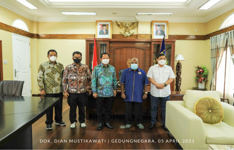 Gubernur Lukas Laporkan Progres PON ke Mendagri